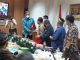 Arif Nahari dari Kemensos diberi penghargaan sebagai pematik oleh Batak Center